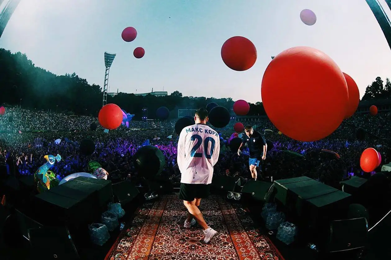 Макс Корж выступил в футболке «Динамо» и собрал на стадионе в Киеве 30 тысяч человек. Как это было