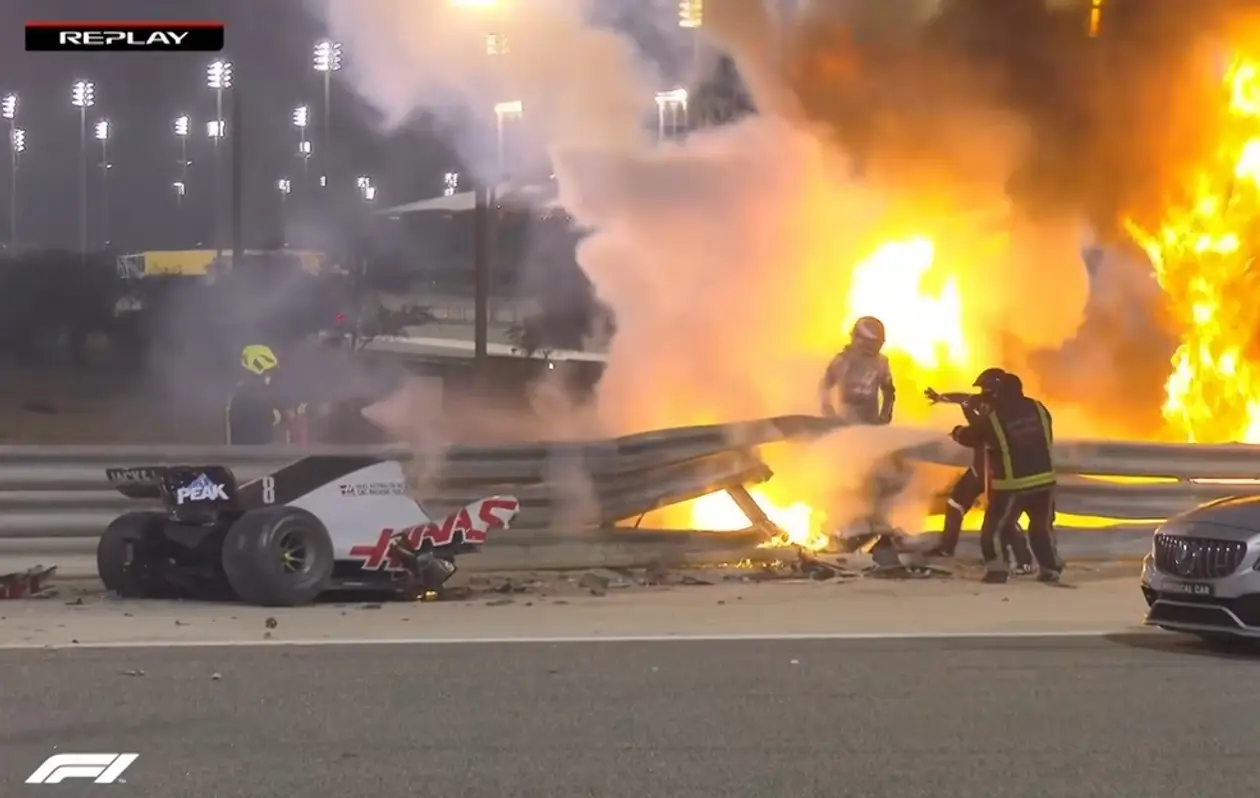 Адовая авария в «Формуле-1»: разбитую надвое о барьер машину объял пожар – но гонщик сам выбрался из огня