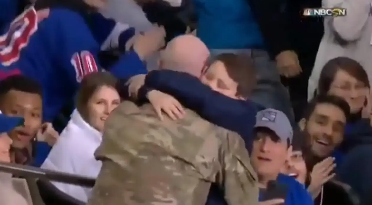 Самое трогательное видео дня: во время матча НХЛ мальчик узнал, что его отец вернулся со службы
