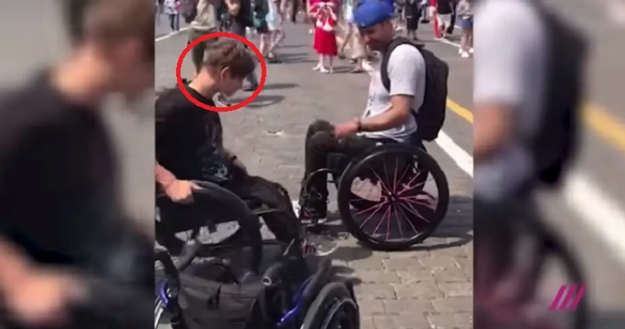 Болельщик из США подарил россиянину инвалидное кресло за 10 тысяч долларов