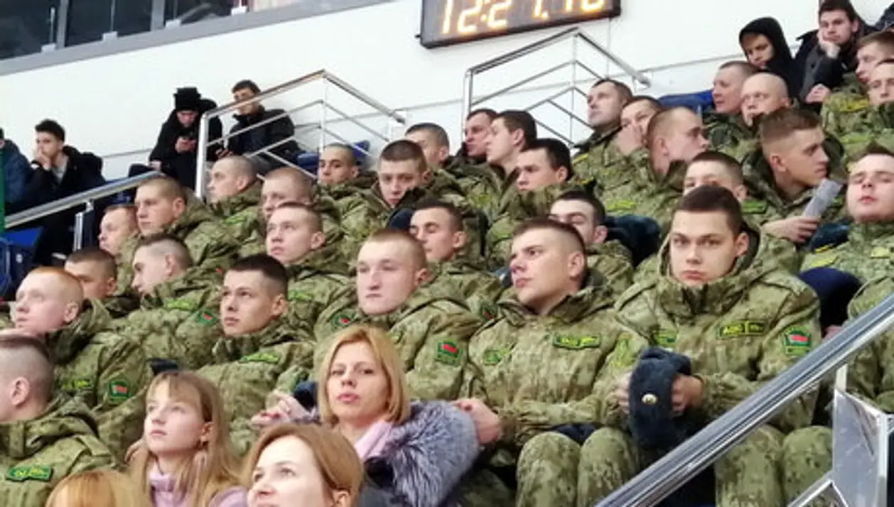 Организаторы ЧЕ по фигурному катанию хвастались продажами билетов, но «Минск-Арену» заполнили солдаты и школьники