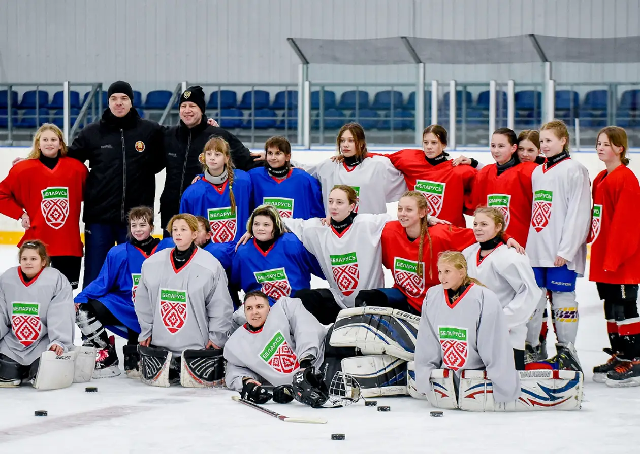 В Беларуси появилась женская хоккейная сборная – и победила 11-летних мальчиков. Звучит смешно, но по факту дети играли против детей (девушек 18+ было аж три)