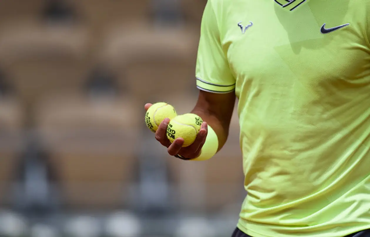 Какого цвета теннисные мячи: зеленые или желтые?