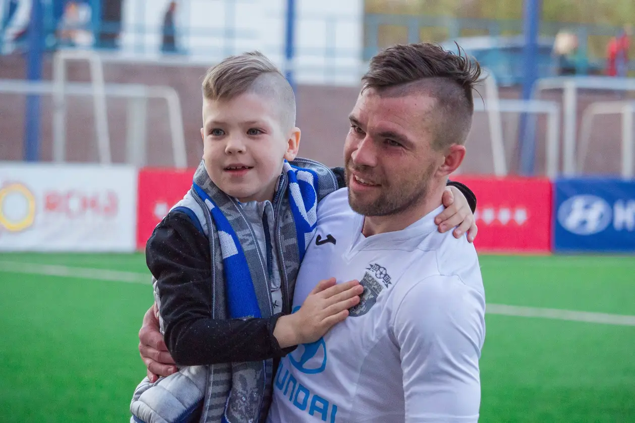 Дмитрий Осипенко с сыном после матча с брестским «Динамо»