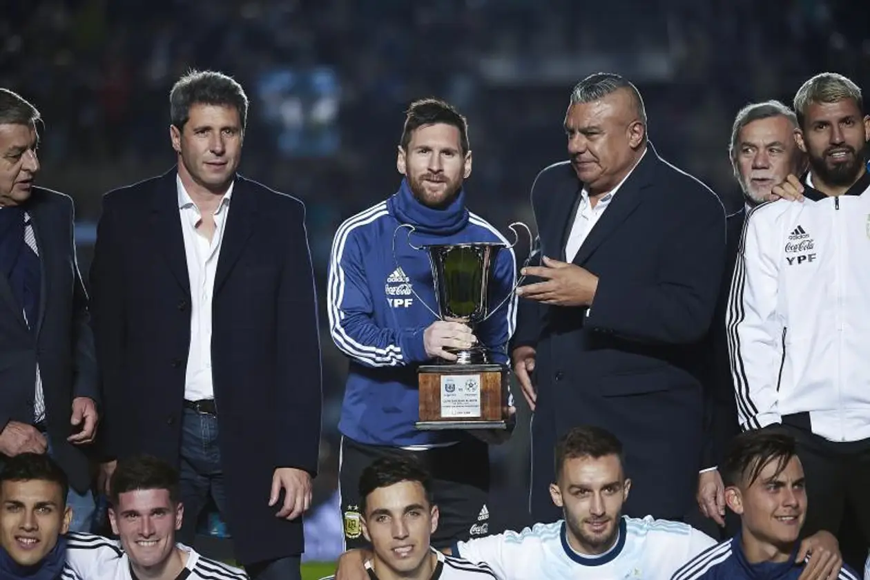 Месси выиграл первый титул с Аргентиной – Кубок Сан-Хуана. Он неофициальный, но мы наконец-то увидели Лео с трофеем в сборной