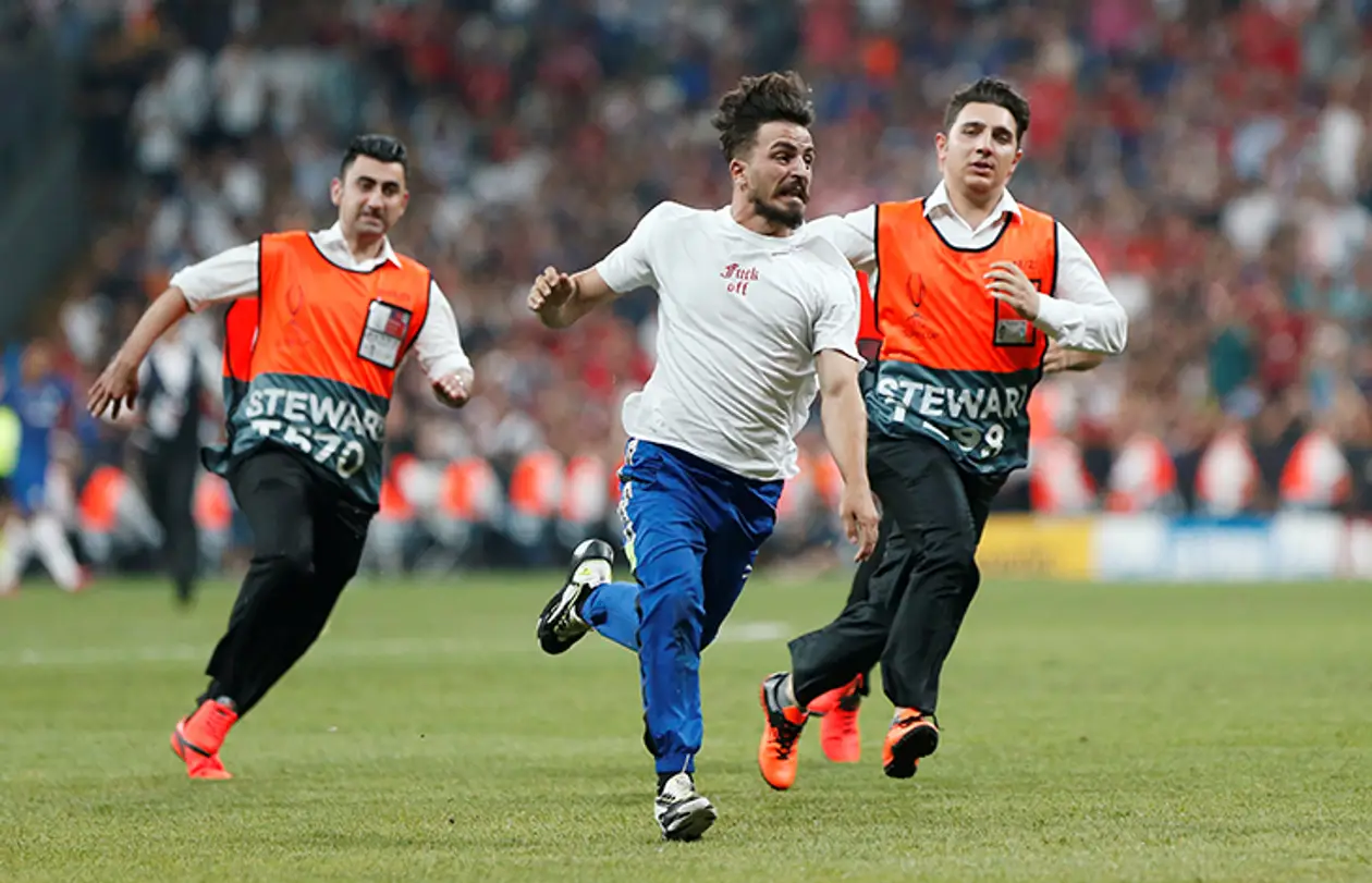 Фанат выбежал на поле во время матча за Суперкубок Европы