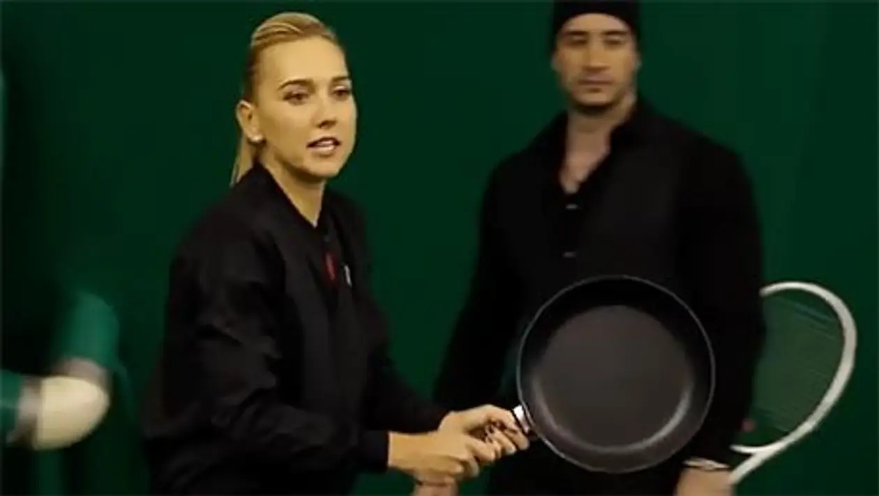 Российская теннисистка под гипнозом: играет сковородой и кричит про кисель