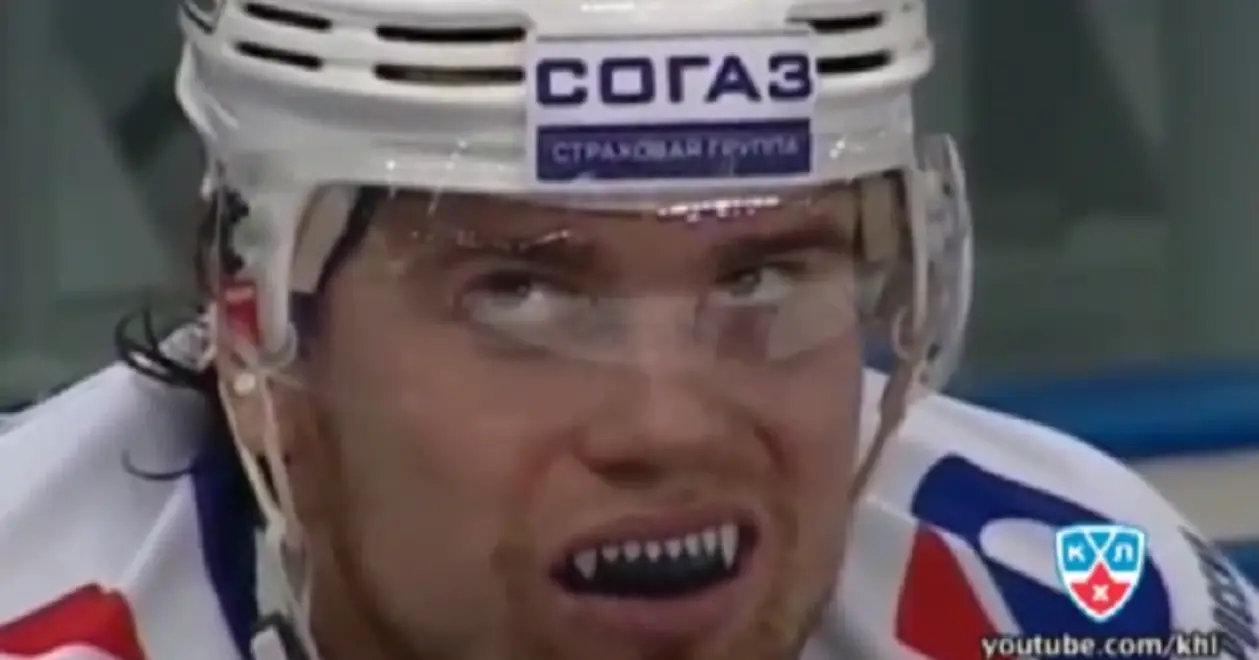 Одна из самых необычных хоккейных кап принадлежит белорусу. Вот почему он выбрал образ «вампира»