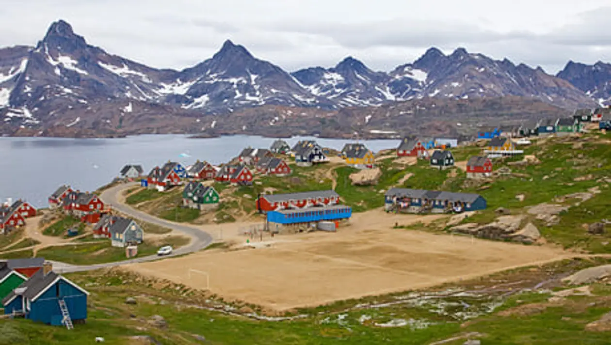 Гренландия влюблена в футбол: там мечтают о ЧМ, играют в 100 метрах от айсбергов и китов, а вместо трибун – скалы