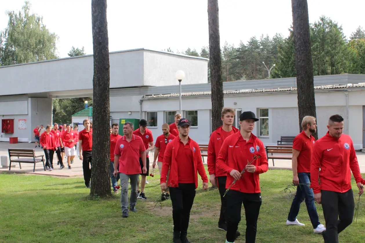 Хоккеисты «Юности» посетили захоронение Руслана Салея, Сергея Остапчука и Николая Кривоносова