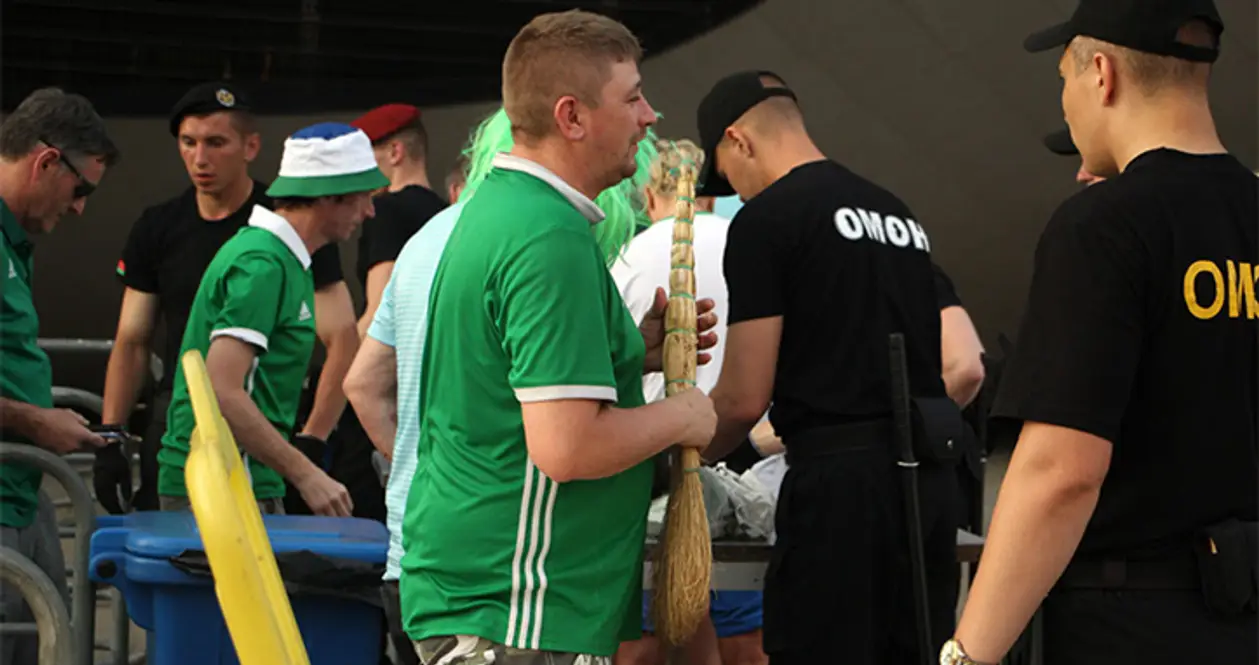 Североирландский болельщик принес веник на «Борисов-Арену» — хотел подмести трибуну после матча