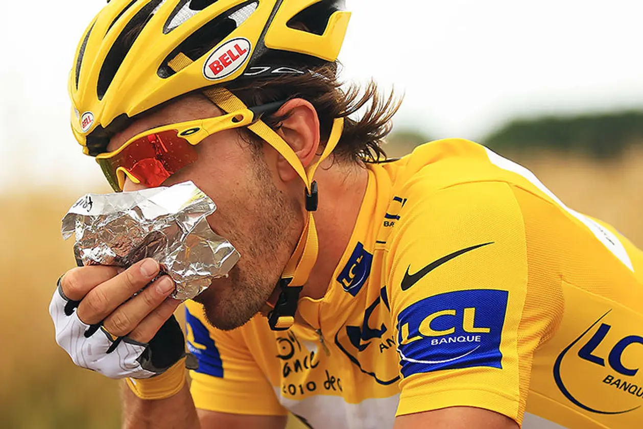 Шаурма, доширак и пельмени: сколько съесть, чтобы выжить на «Тур де Франс»