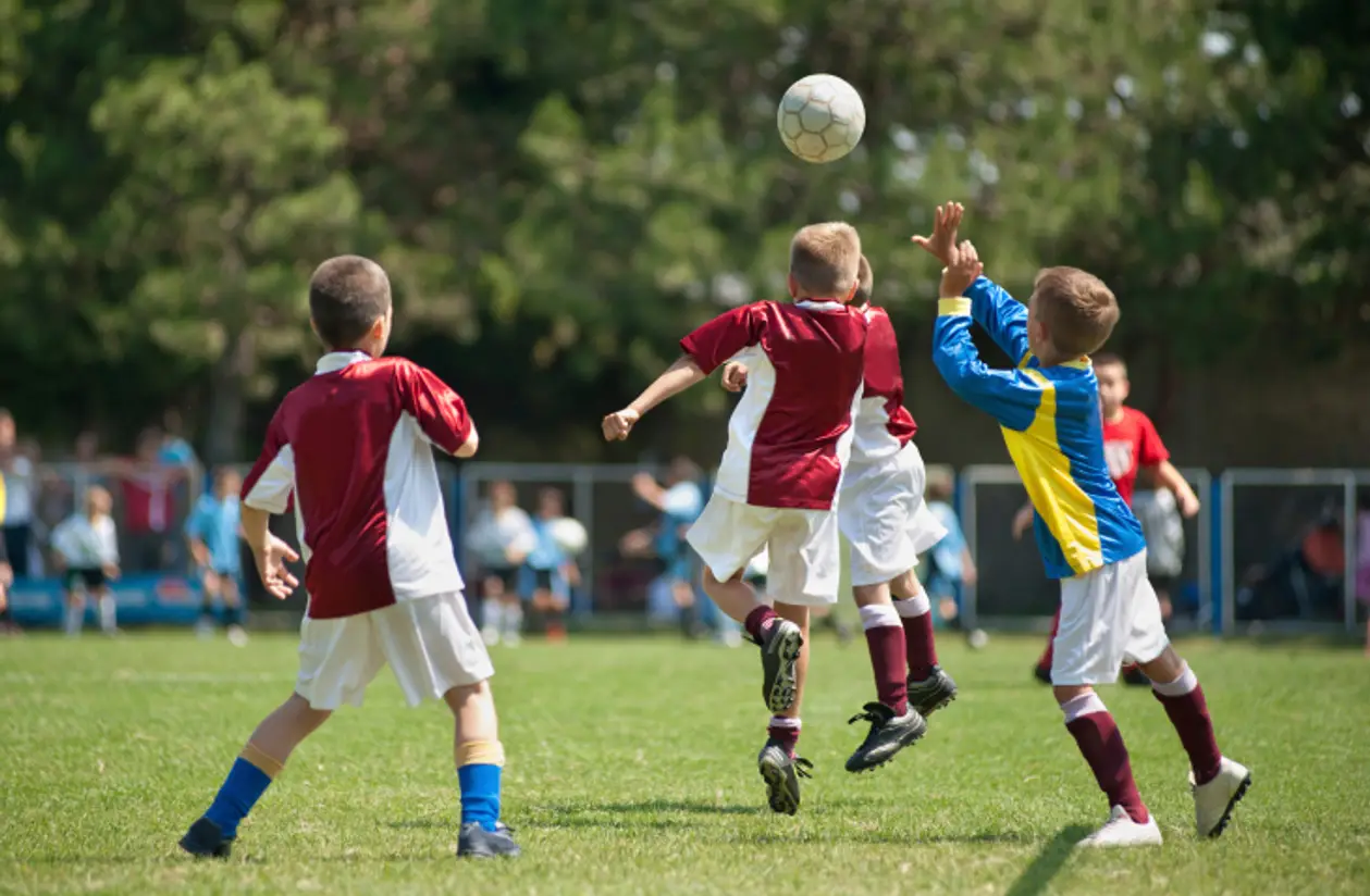В Шотландии детям запретят играть головой – считается, что удары по мячу в будущем могут вызвать деменцию 