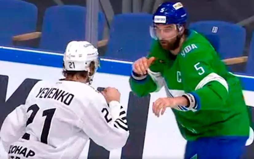 Белорусский хоккеист «Трактора» отправил соперника в нокаут – хватило одного удара
