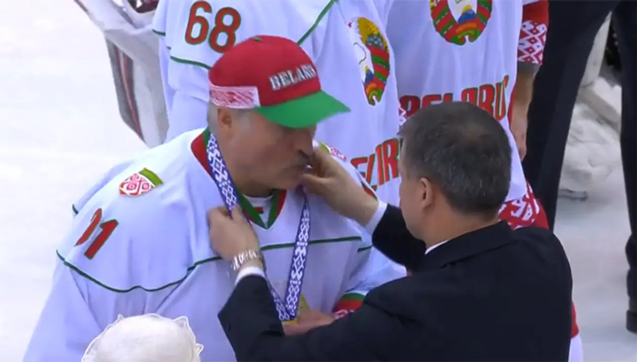 Как прошло награждение победителей РТ: Лукашенко с золотой медалью и круг почета под «We Are The Champions»