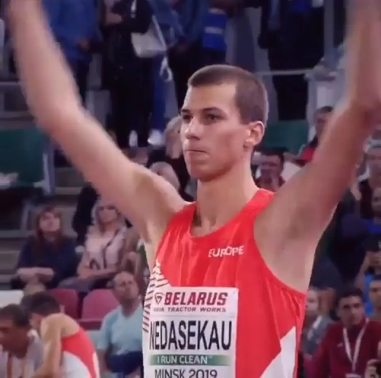 Белорусский атлет Максим Недосеков заводит трибуны перед прыжком