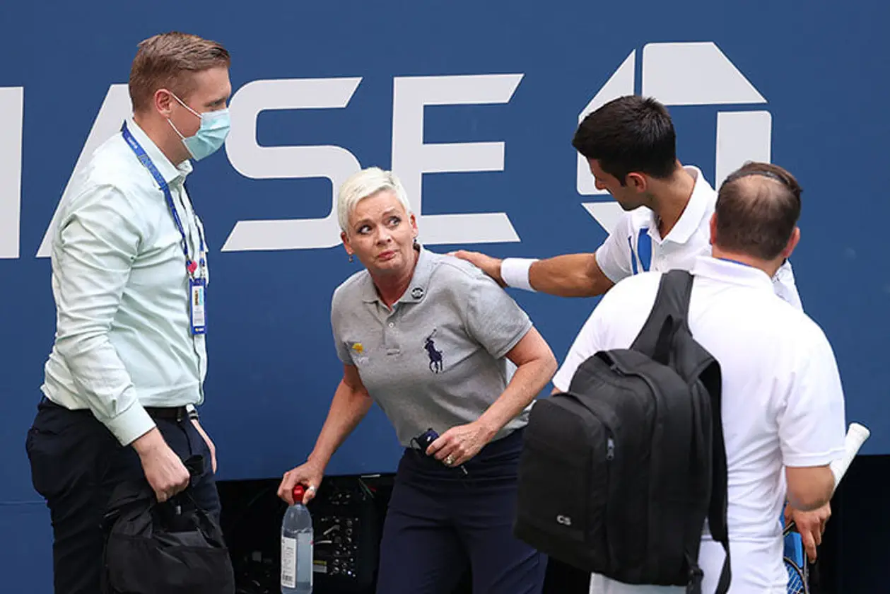 Джоковича сняли с US Open за ненамеренный удар мячом в судью. Наказание жесткое, но уже были прецеденты
