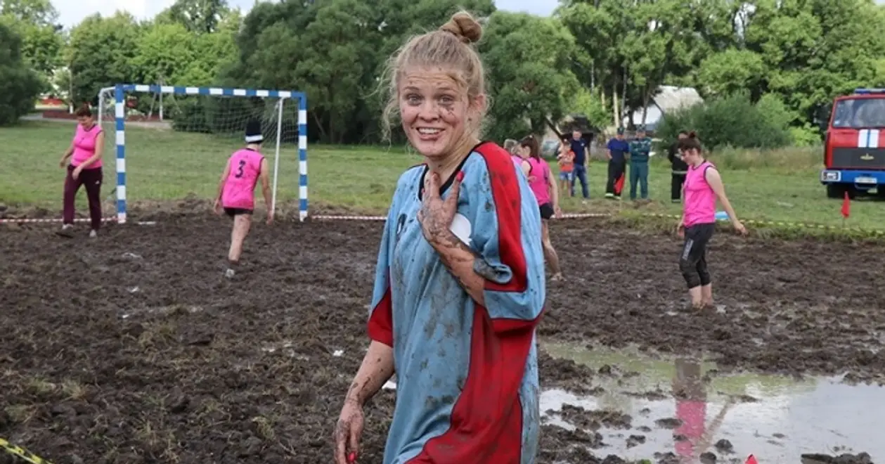 В маленьком белорусском городе обожают играть в футбол на болоте – в теме даже девушки 🤯