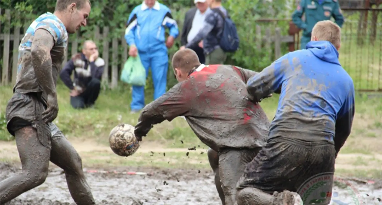 В Сморгони провели турнир по болотному футболу – очень грязное зрелище