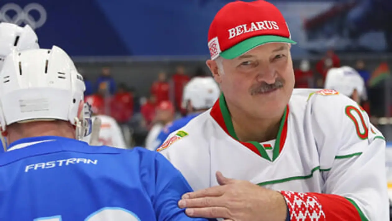 Лукашенко снова собрал полные трибуны на хоккее – фанатов (был даже министр спорта) не пугает коронавирус