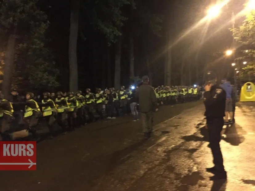 Трэш в Украине: фанаты «Карпат» забросали фаерами полицию и ударили футболиста