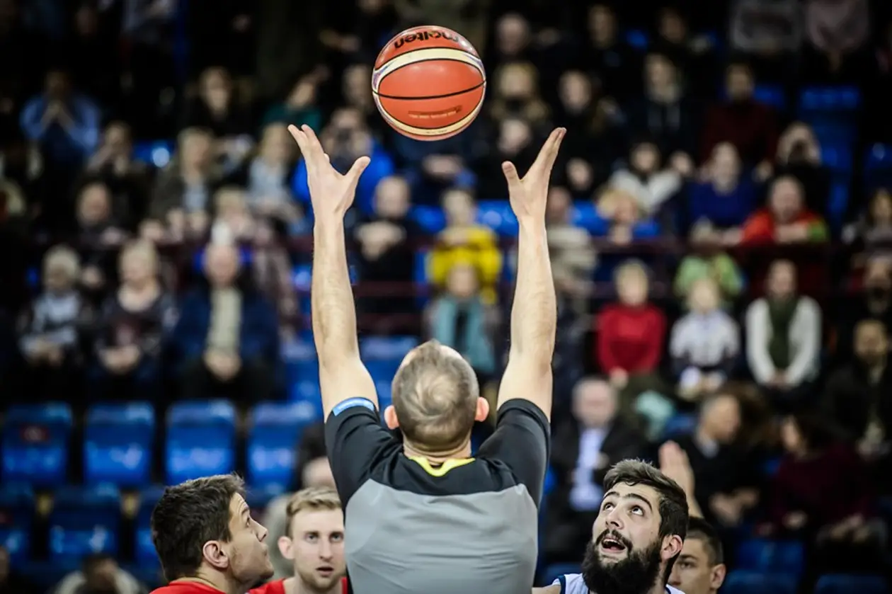 Чудо во Дворце спорта: 9 мощных фотографий о том, как наши обыграли чемпионов Европы в баскетбол
