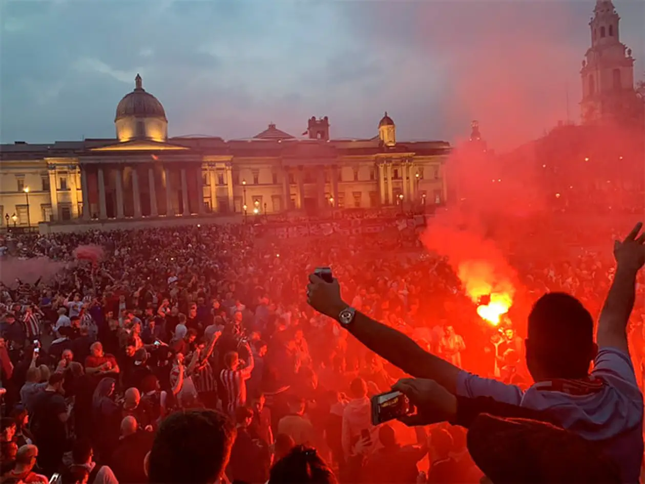 40 тысяч фанов захватили центр Лондона. Это «Сандерленд» из третьей лиги приехал на финал мелкого кубка
