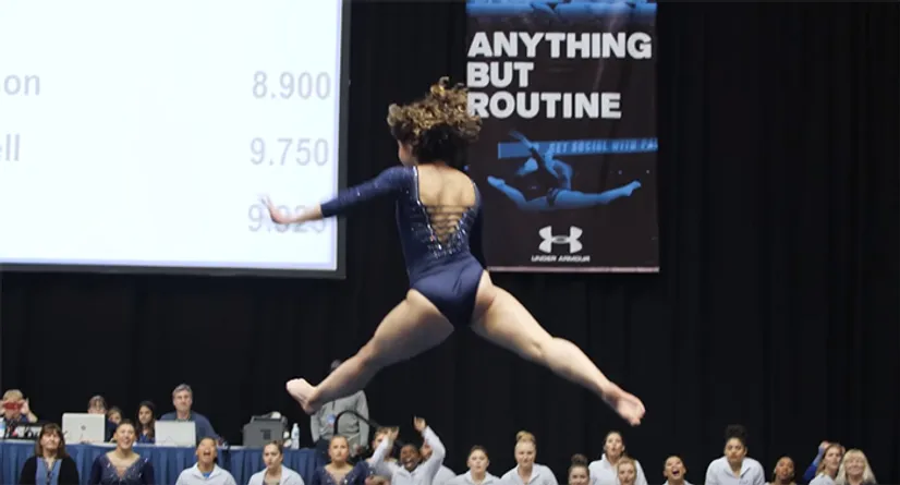 Американская гимнастка упала на шпагат после сальто — видео ее выступления стало вирусным