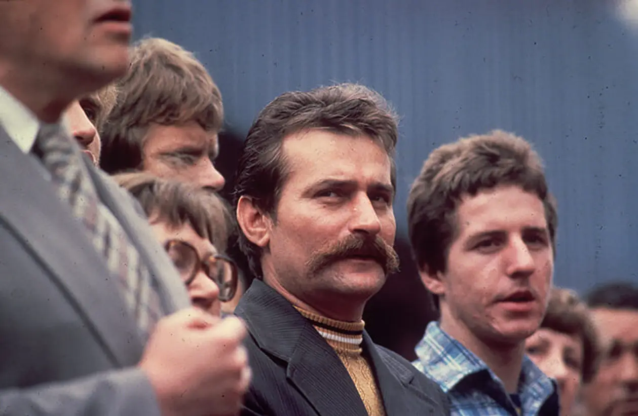 У 1983 годзе лідар апазіцыі Польшчы пайшоў на футбол. Матч з «Ювентусам» ператварыўся ў мітынг, мясцовае ТБ выключыла гук