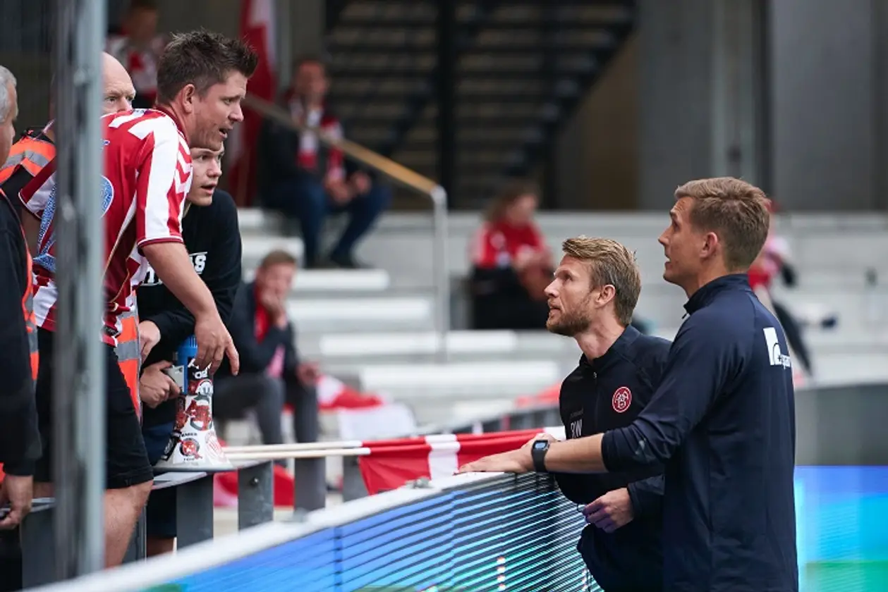 В Дании фанаты не соблюдали дистанцию – и судья остановил финал Кубка. Тех, кто не разошелся на 2 метра, вывели со стадиона