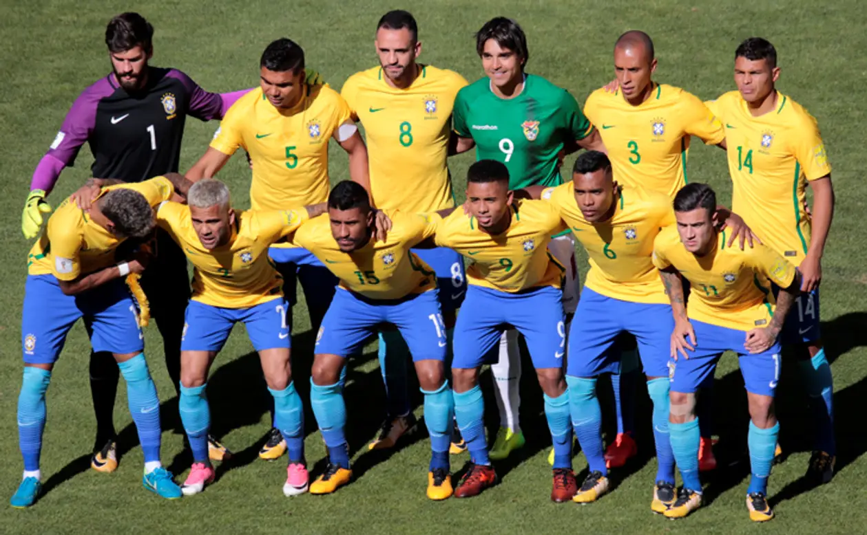 Боливийский игрок залез в командное фото сборной Бразилии. Зачем?