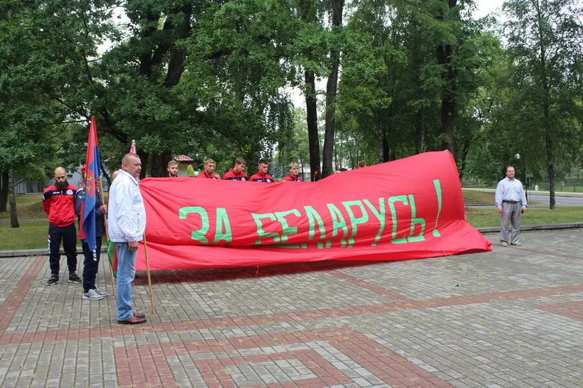Игроки «Лиды» несли цветы ветеранам, а попали на акцию «За Беларусь» – говорят, их обманули