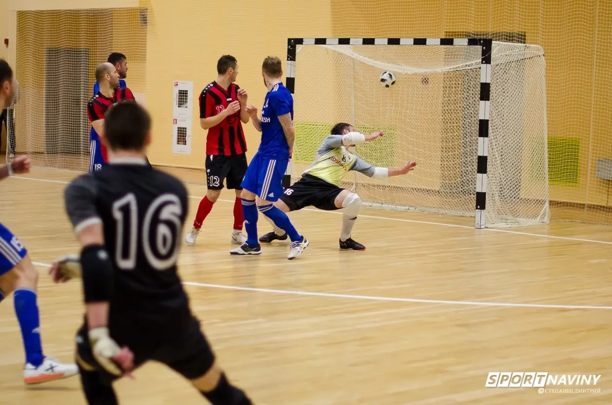 В чемпионате Беларуси по мини-футболу исход центрального матча решил удар вратаря