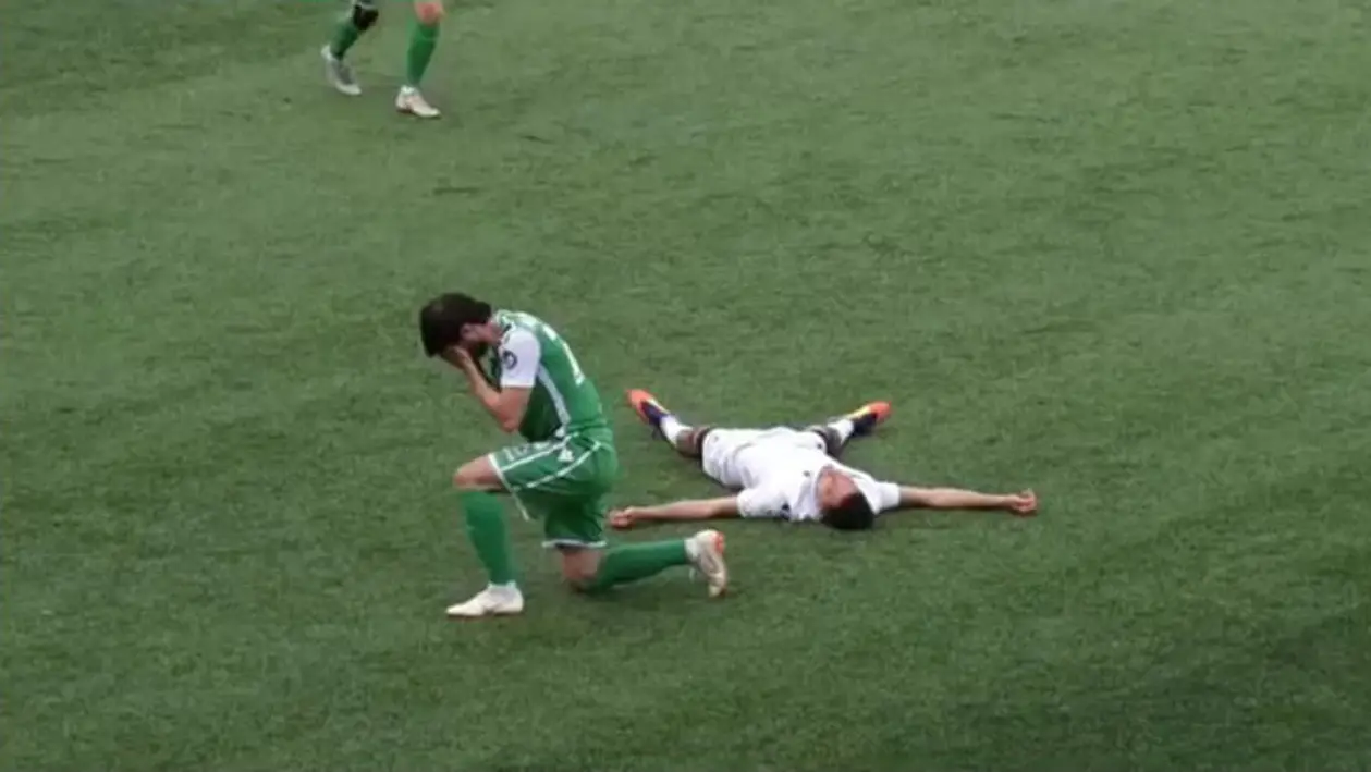 Жесть дня. Футболист «Торпедо» потерял сознание во время матча