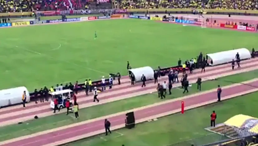 Эннер Валенсия прямо во время матча пытается скрыться от полиции