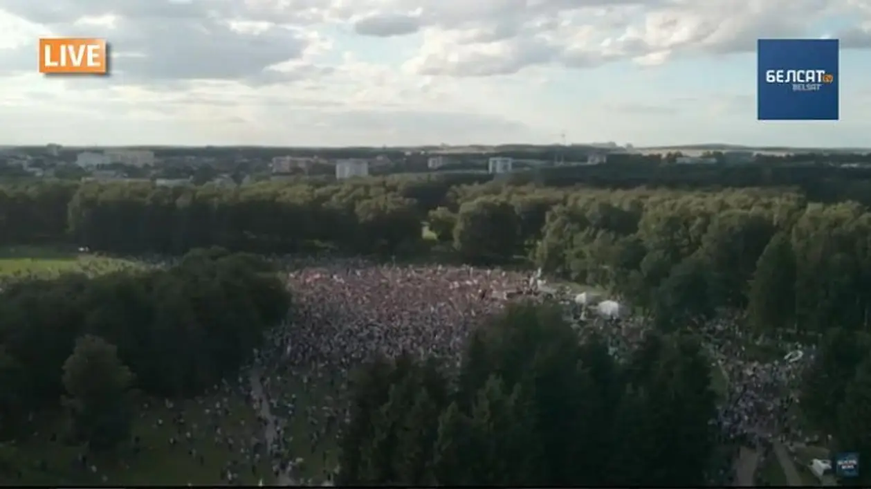 Масштабу митинга Тихановской в Минске позавидует любой матч сборной. Только посмотрите, сколько там людей!