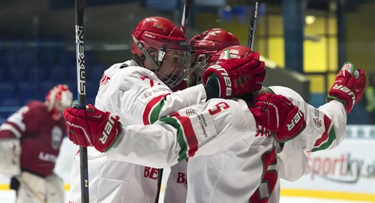Беларусь осталась в элите юниорского хоккея. Наши герои и самые яркие моменты турнира