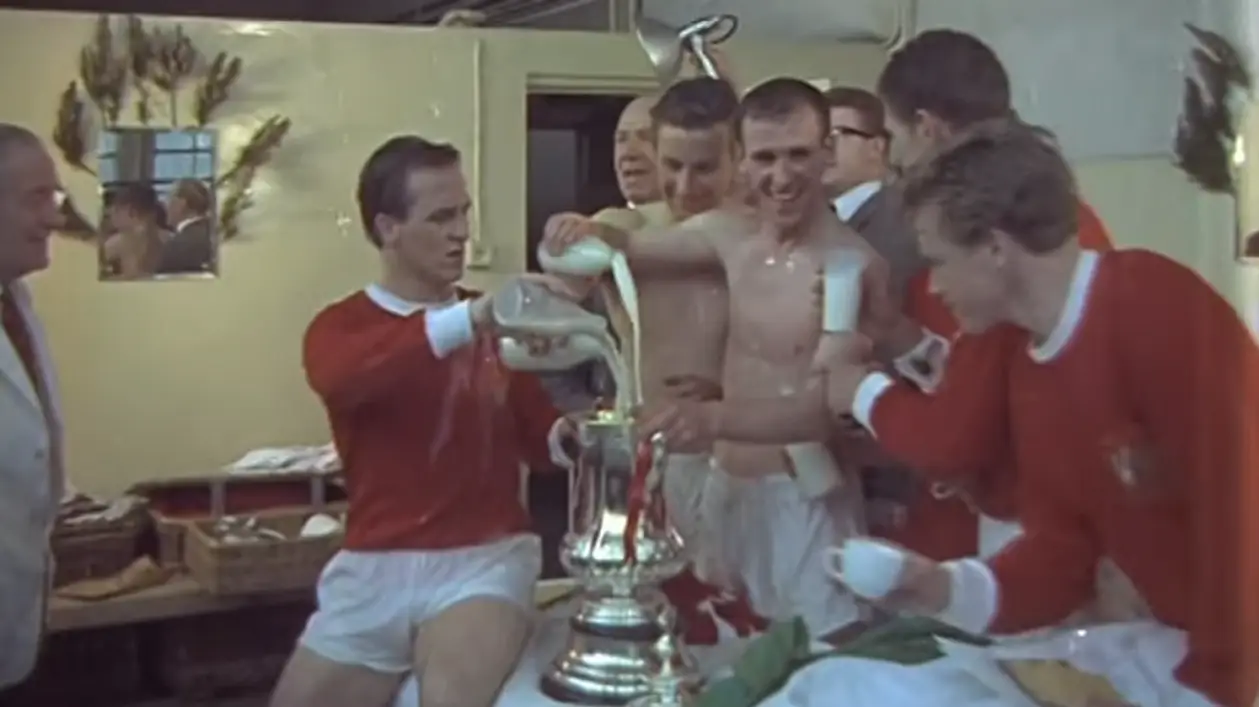 В 60-е «МЮ» отпраздновал победу в Кубке Англии молоком. Наливали прямо в Кубок, пили, обливались 🥛