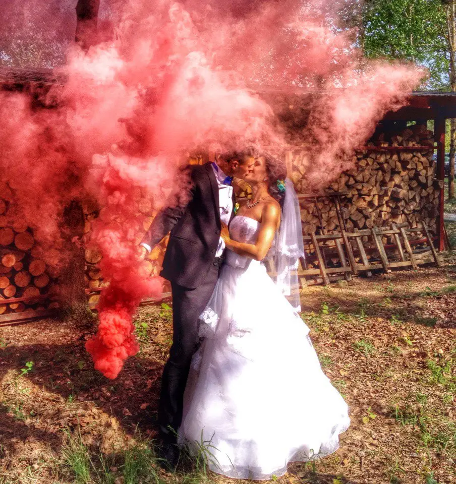 Любовь и файершоу. 15 крутых фото со свадеб белорусских фанатов