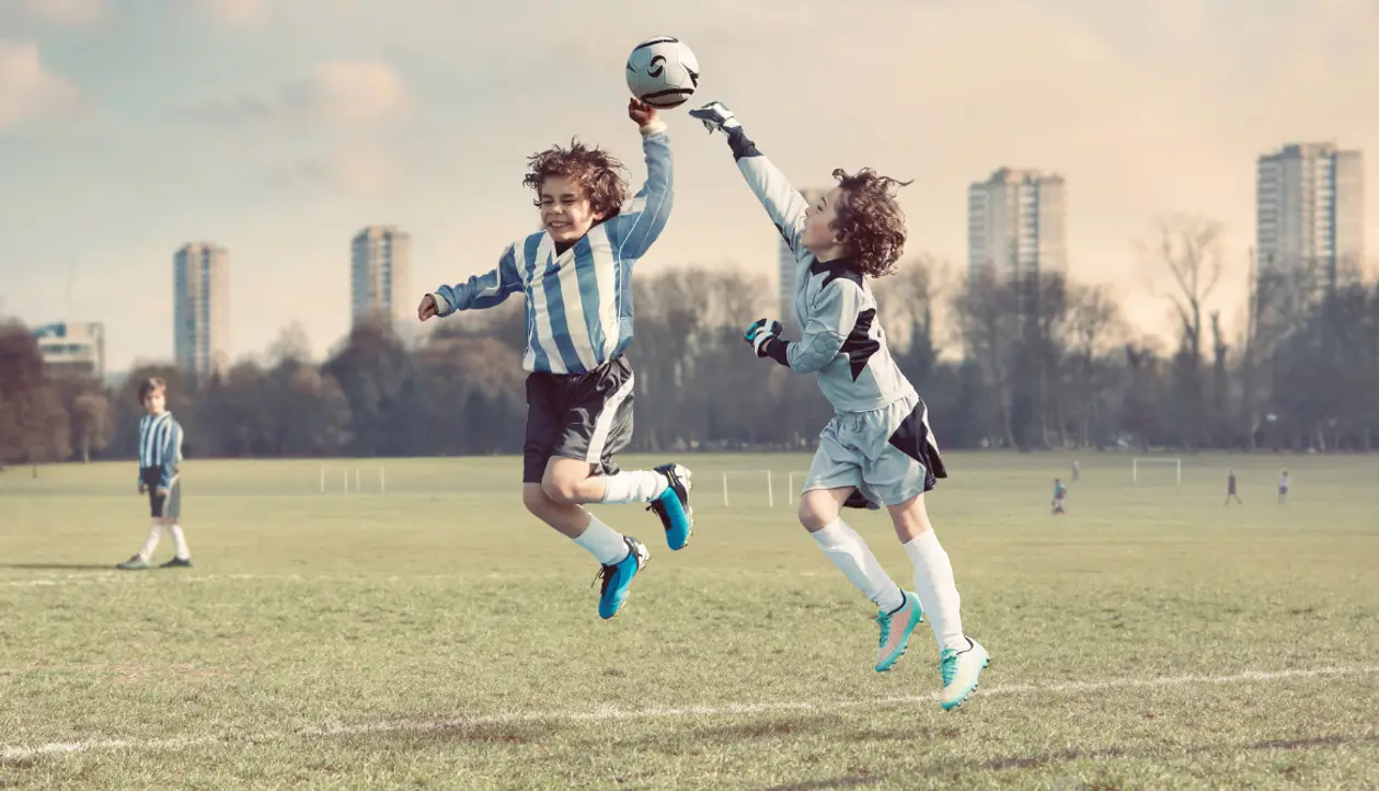 Знаменитые футбольные моменты в исполнении детей