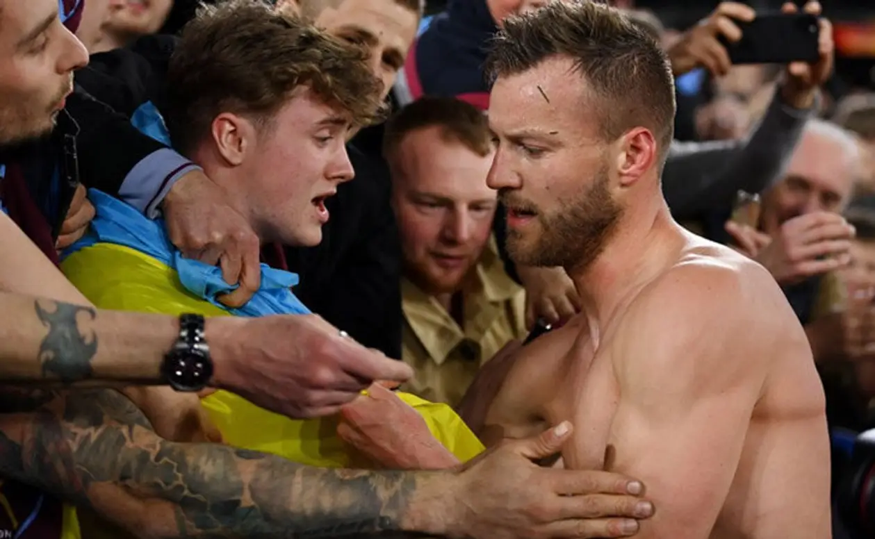 Ярмоленко вывел «Вест Хэм» в четвертьфинал Лиги Европы – и подарил футболку фанату с флагом Украины