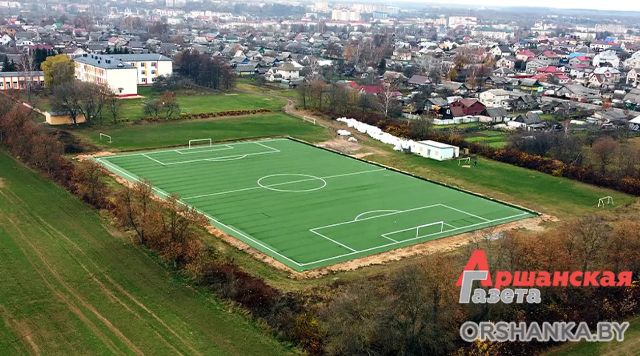 В Орше строят новое тренировочное футбольное поле. Осталось совсем немного, хотя местные жалуются на строителей