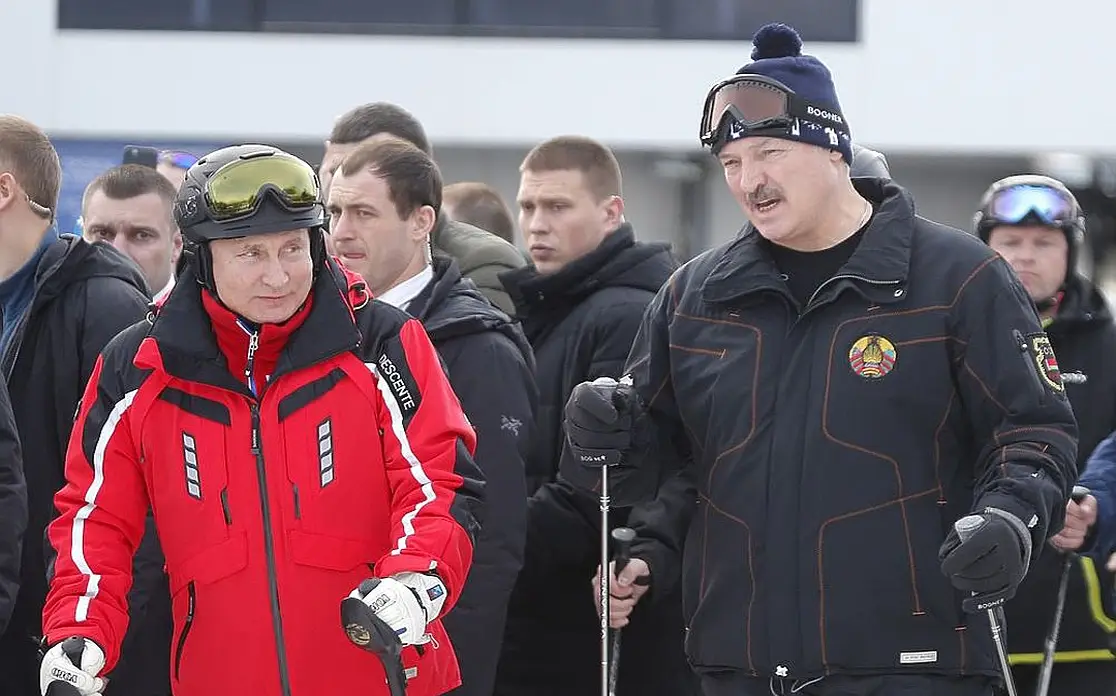 Заценили зимний лук президента: модная шапочка от Домрачевой и лыжи ручной работы