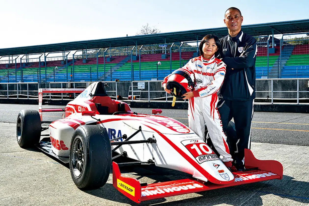 Юная девушка хочет стать гонщицей «Формулы-1». И уже бьет рекорды в Японии