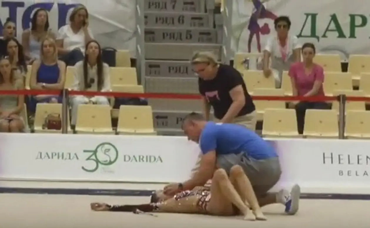 Страх дня. Гимнастка из Беларуси упала в обморок прямо посреди выступления