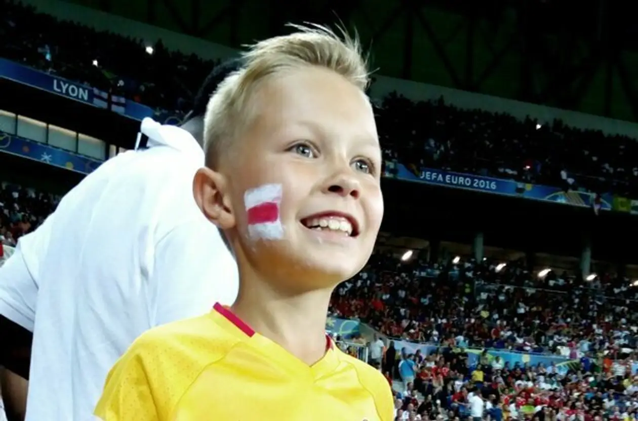 Как белорусские дети сопровождали футболистов на Евро-2016