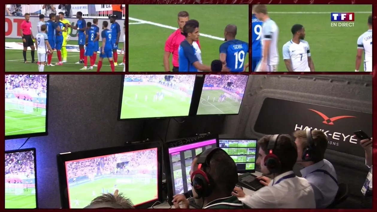 Удаление Варана после просмотра видеоповтора в матче Франции и Англии