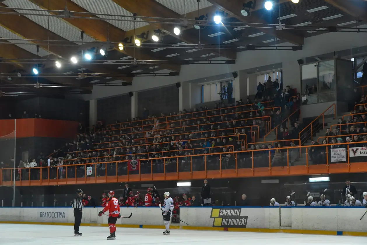 На хоккее в Пинске нет забав, клубный маркетинг не работает, но зрители сидят даже на ступеньках