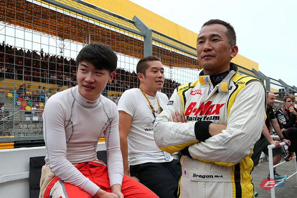 В главной гонке для молодежи выступил 51-летний японец. Чудовищно проиграл всем