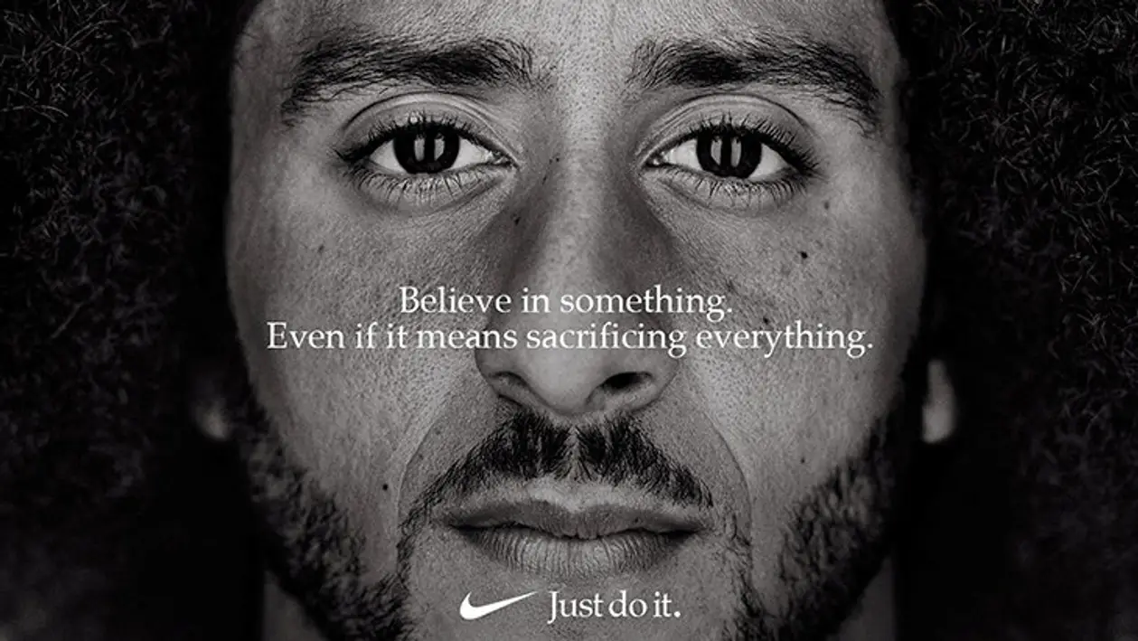 Nike подписал игрока, который не вставал во время гимна США. Теперь американцы сжигают их кроссовки